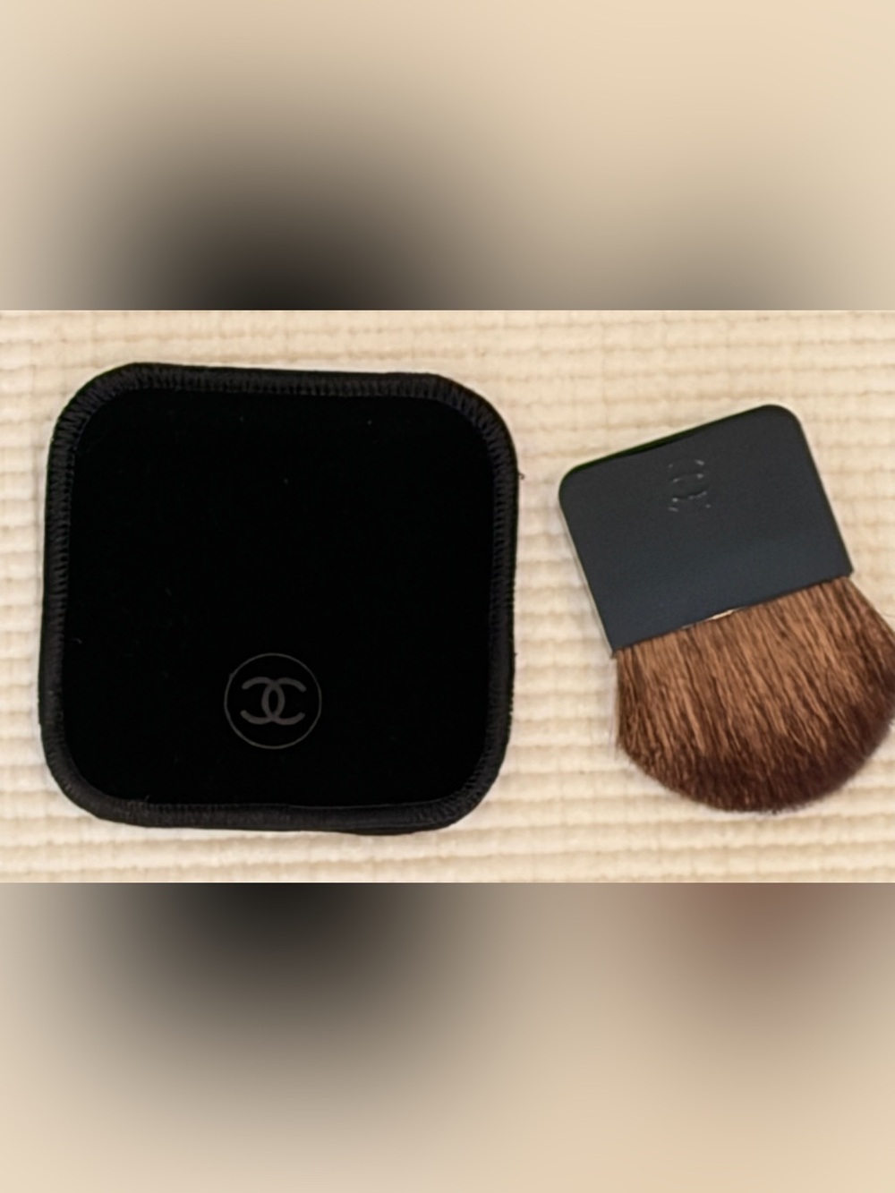 CHANEL new small make up blush brush in black velvet pouch (travel)